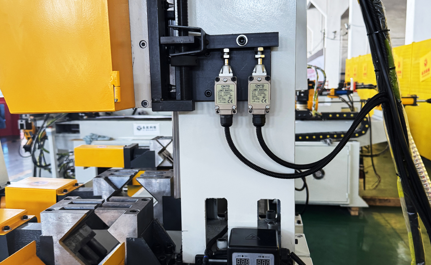 CNC-serien fuldautomatisk servo-fodringsrørskæremaskine