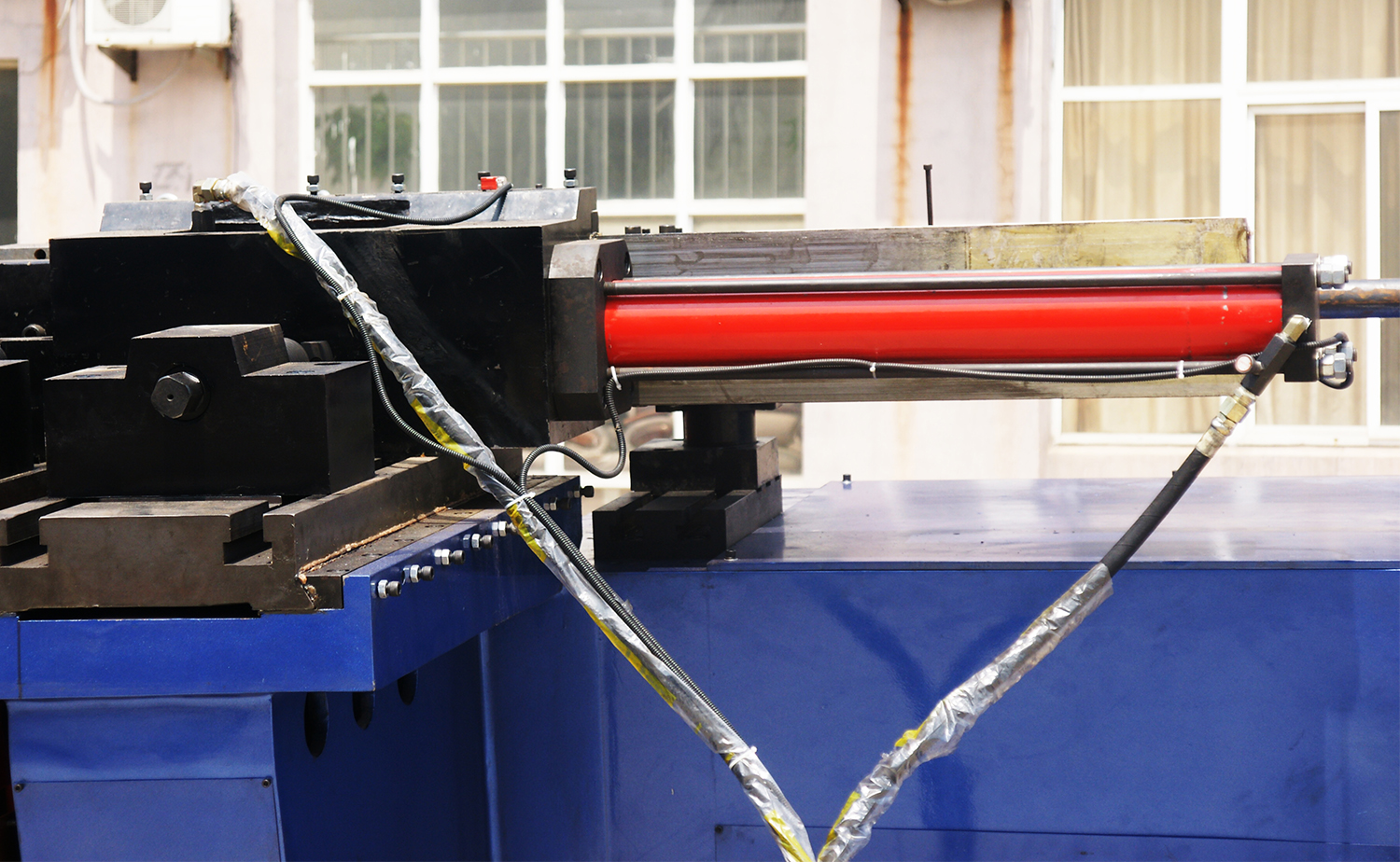 NC L Series højtydende hydraulisk rør/rør bukkemaskine
