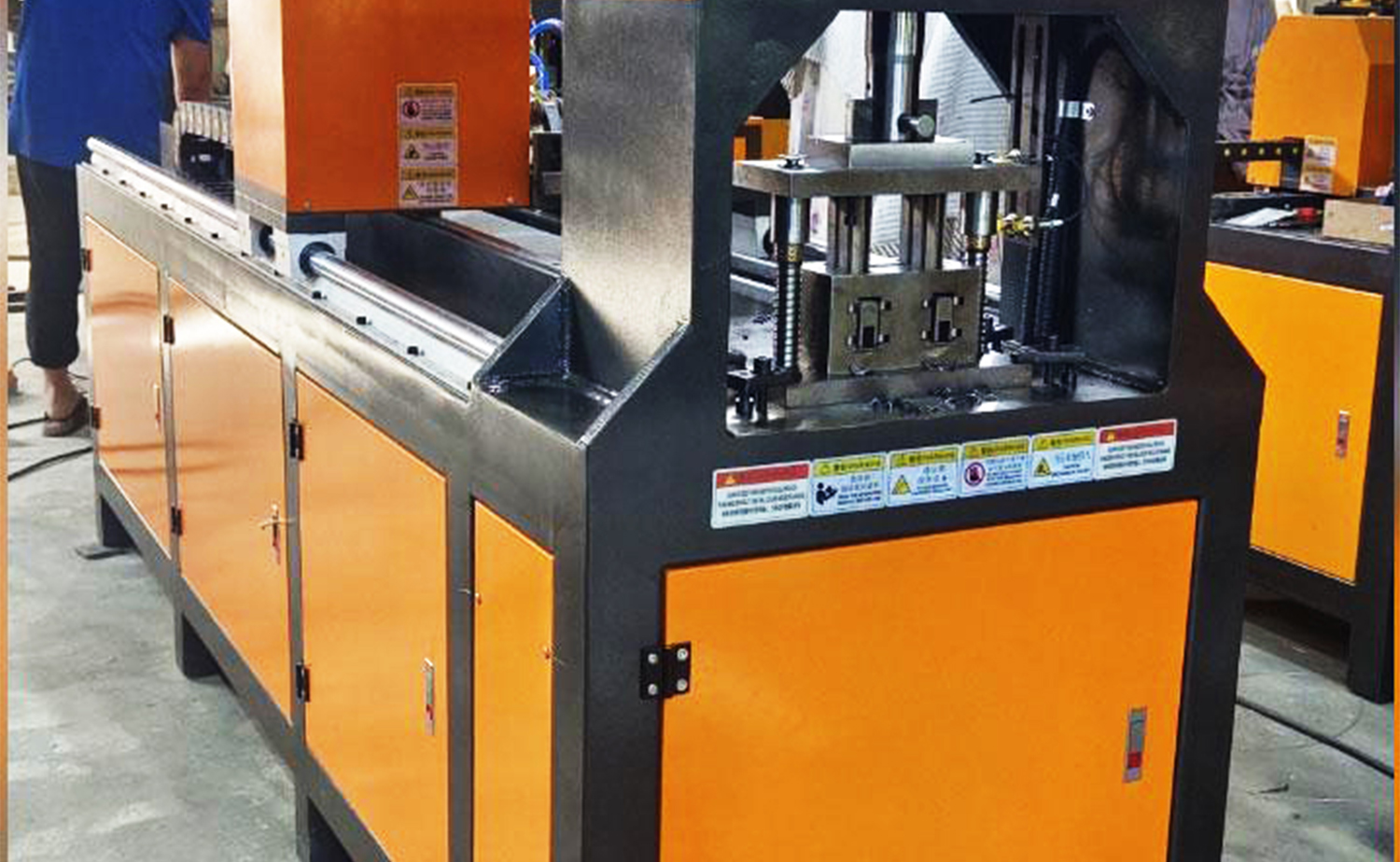 CNC-serien automatisk enkeltcylindret hydraulisk stansemaskine CNC-serien automatisk enkeltcylindret hydraulisk stansemaskine