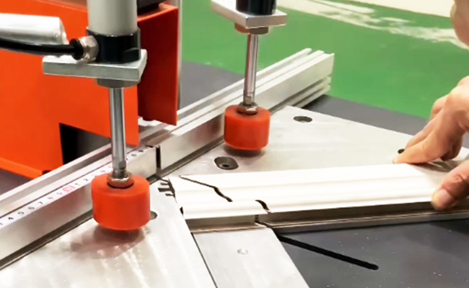 ES500 semiautomatisk skæremaskine i aluminiumsrør med vinkelskærefunktion