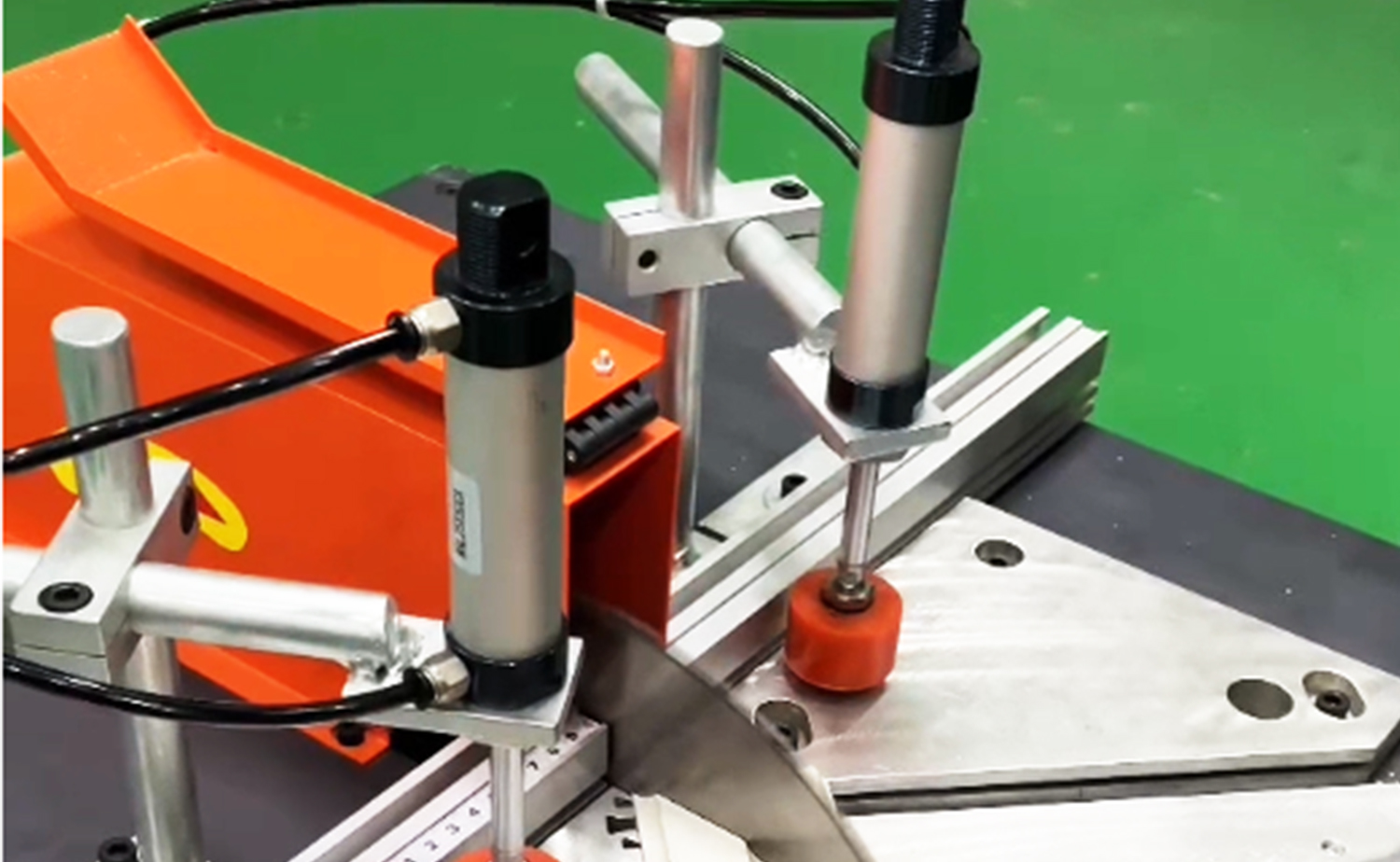ES500 semiautomatisk skæremaskine i aluminiumsrør med vinkelskærefunktion
