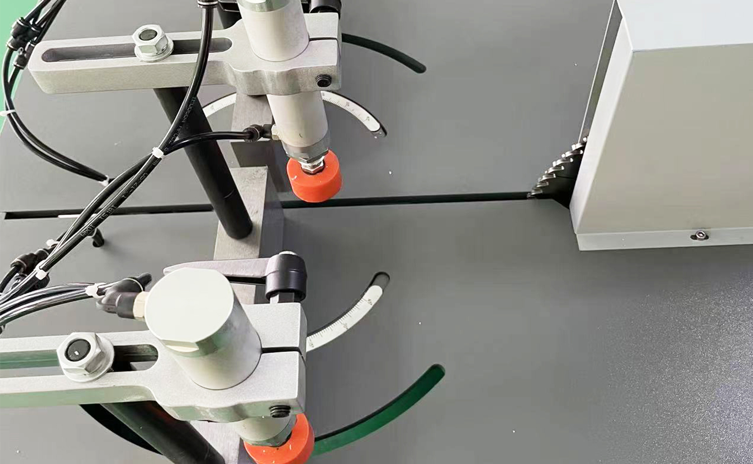 ES550 semiautomatisk aluminiumskæremaskine til store profiler og rør