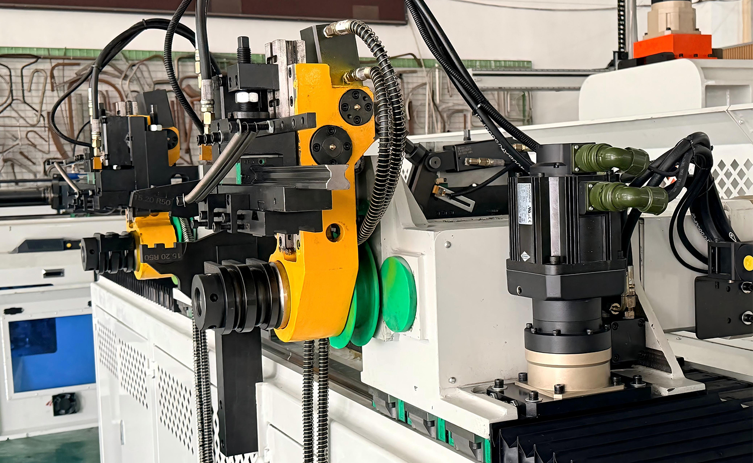 DB CNC dobbelthovedrør bøjemaskine